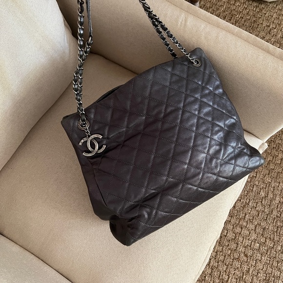 Chanel Chic Shopping Tote in Metallic Grey Caviar with Ruthenium Hardware - Picture 3 of 14